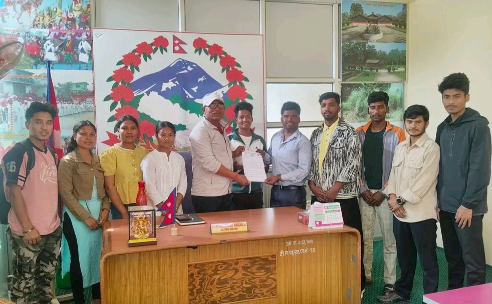 विभिन्न माग राख्दै स्ववियुले बुझायो टीकापुर नगरपालिका समक्ष ध्यानाकर्षण पत्र