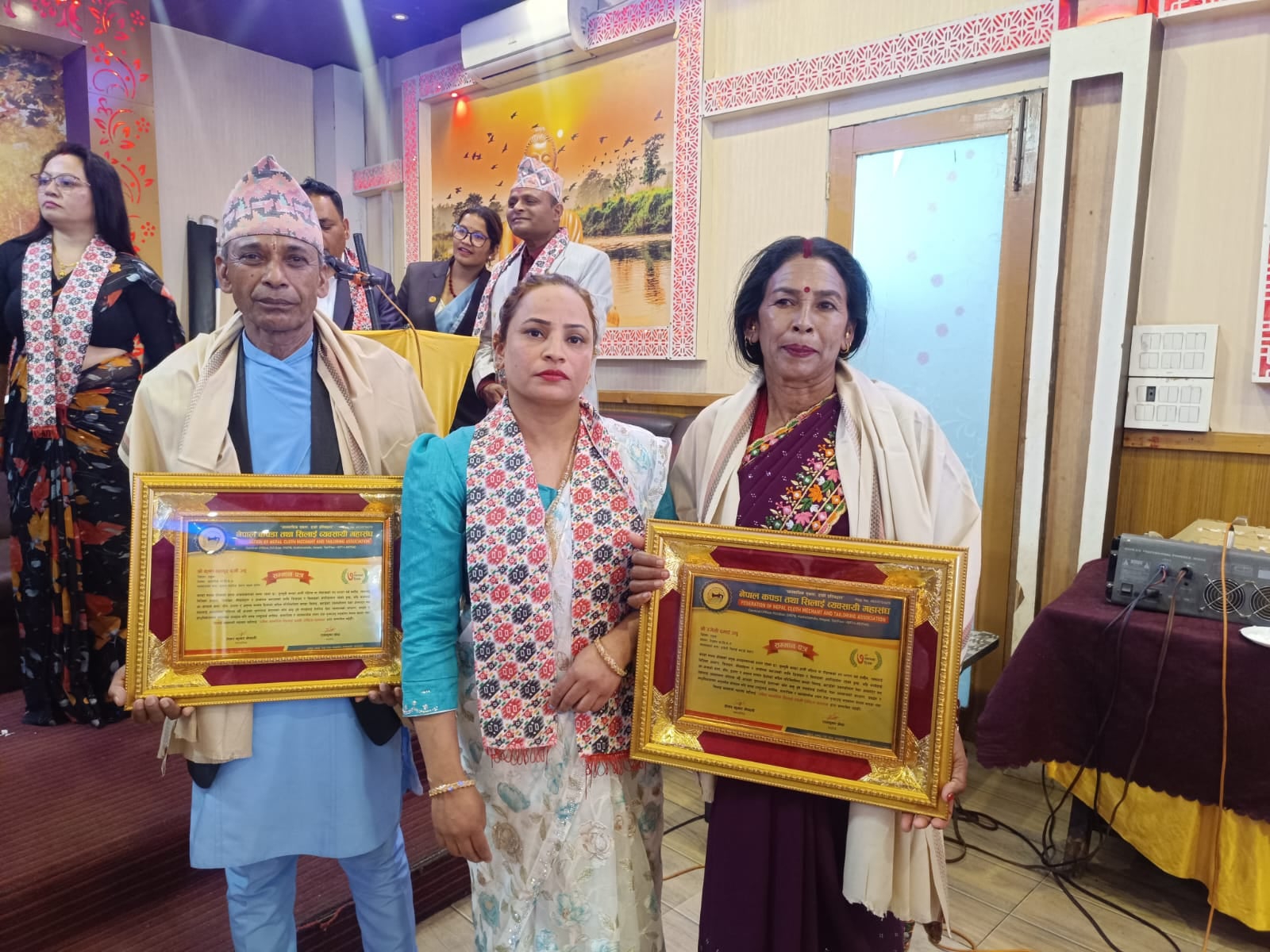 ज्येष्ठ नागरिकलाई सिलाइ व्यवसायी महासंघकाे सम्मान