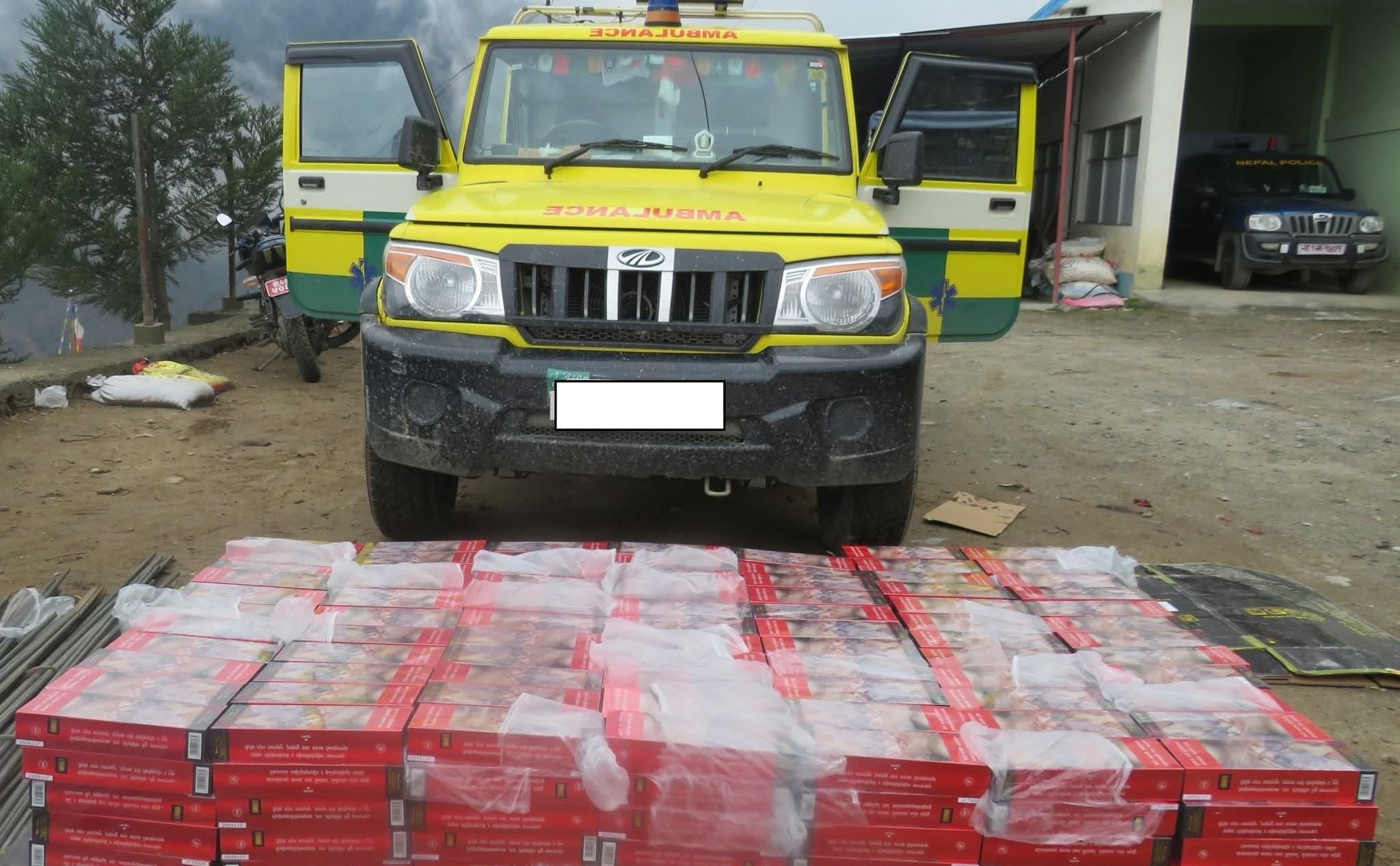 एम्बुलेन्स प्रयोग गरी अवैध चिनियाँ चुरोट ओसार पसार गर्ने पक्राउ