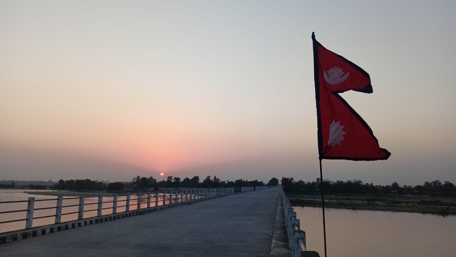 लुम्बिनी र सुदुुरपश्चिम प्रदेश जाेड्ने सत्ति घाट पुलमा राष्ट्रिय झण्डा
