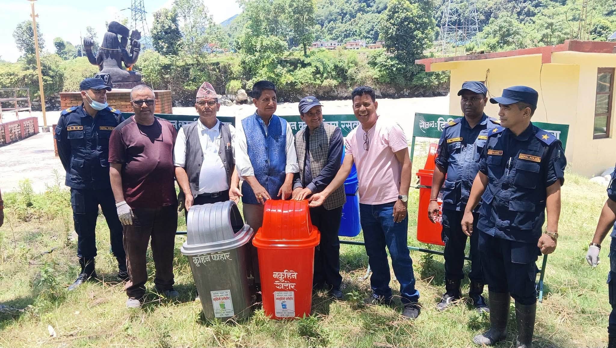 उत्तरगयाधाममा स्वच्छ र प्रदूषणमुक्त बनाउन डस्टबिन तथा बाेर्ड राखियाे